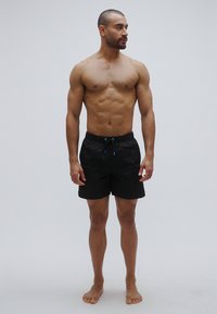 Μαύρα μαγιό σορτς με ελαστική μέση και κορδόνι, με γαλάζιες λεπτομέρειες, κατασκευασμένα από ελαφρύ υλικό και απλό, κλασικό σχέδιο.