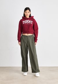 Tommy Jeans VARSITY HOODIE - Felpa - red carpet