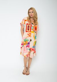 Farbenfrohes, kurzärmeliges Kleid mit floralen und geometrischen Mustern in Pink und Grün. Leichter Stoff, knielanger Schnitt und lockere Passform.