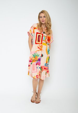 Farbenfrohes, kurzärmeliges Kleid mit floralen und geometrischen Mustern in Pink und Grün. Leichter Stoff, knielanger Schnitt und lockere Passform.
