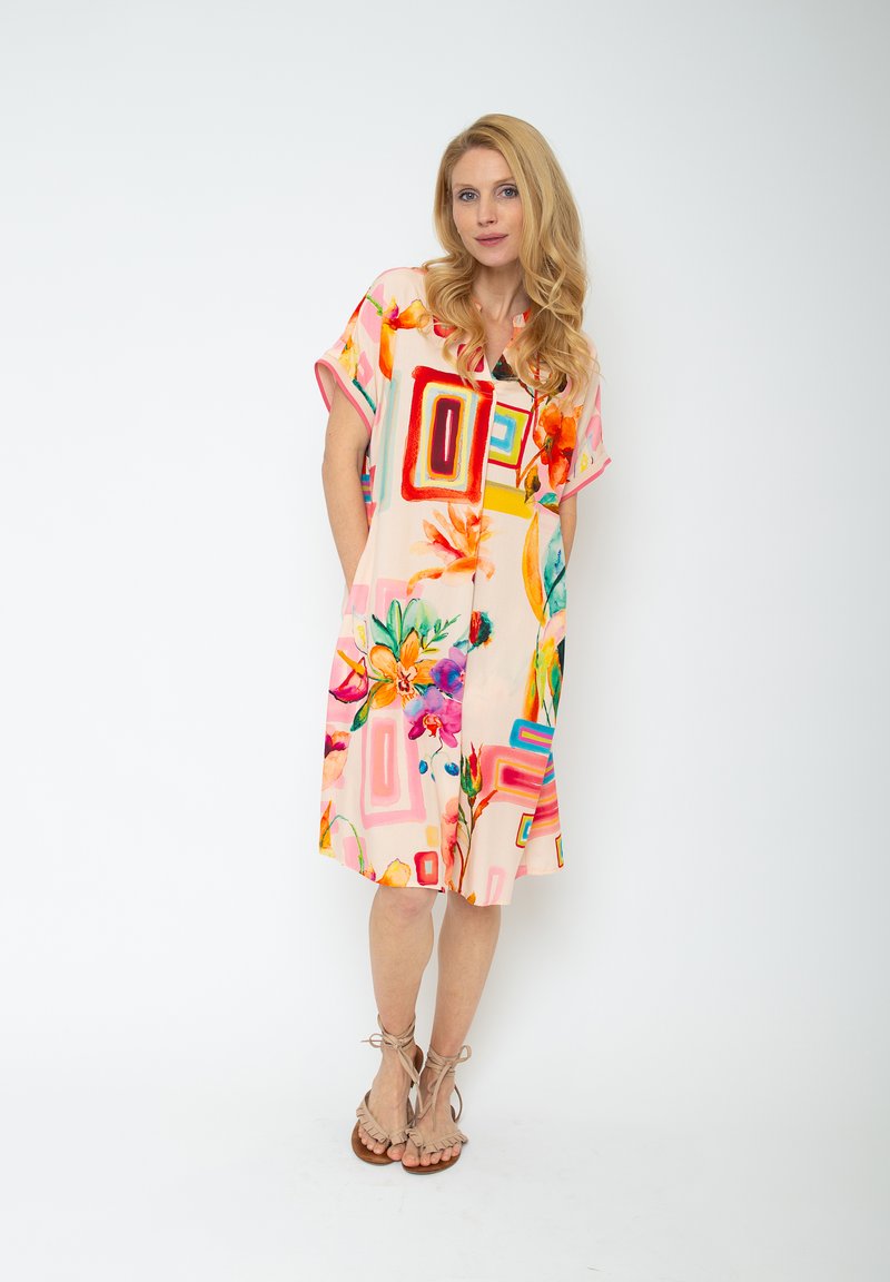 Farbenfrohes, kurzärmeliges Kleid mit floralen und geometrischen Mustern in Pink und Grün. Leichter Stoff, knielanger Schnitt und lockere Passform.