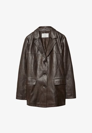 Brauner Lederblazer mit Reverskragen, Knopfverschluss und zwei Fronttaschen. Hat eine glatte Textur und einen lockeren Schnitt.