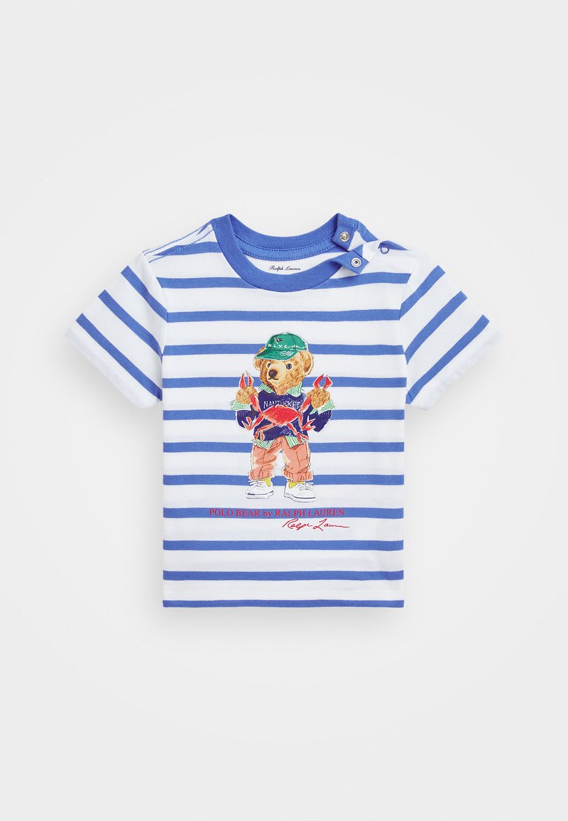 Randig kortärmad T-shirt i vit och blå, med en grafik av en björn klädd i färgglada kläder och röd text längst ner.