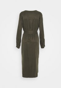 Abito midi verde oliva in un morbido tessuto testurizzato. Dotato di maniche lunghe, una cintura in vita e una silhouette dritta con scollatura arrotondata.