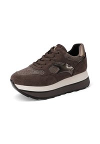 Baskets en daim marron avec un accent métallique et une semelle intermédiaire blanche épaisse. Elles présentent des lacets ronds et un dessus texturé pour plus de détails.