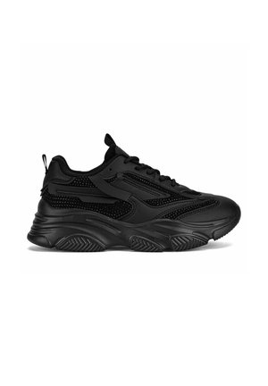 Baskets de sport noires épaisses avec semelle épaisse, panneaux en mesh et cuir, fermeture à lacets et languette au talon, vues de côté.