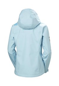 Svetle modrá nepromokavá bunda s kapucí, dlouhými rukávy a elegantním designem. Disponuje logem na rameni a hladkou texturou látky.