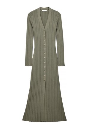 Długa oliwkowozielona sukienka z prążkowanego dzianiny, z dekoltem w serek, długimi rękawami i zapięciem na guziki z przodu od góry do dołu.