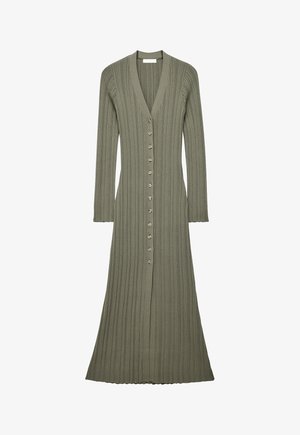 Długa oliwkowozielona sukienka z prążkowanego dzianiny, z dekoltem w serek, długimi rękawami i zapięciem na guziki z przodu od góry do dołu.