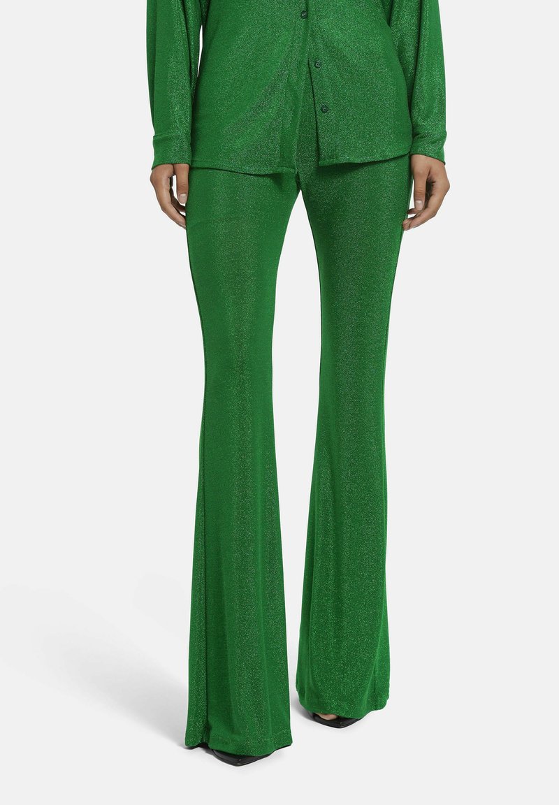 Groene glinsterende twee-delige outfit met een top met lange mouwen en een flared broek, met een gladde textuur en subtiele glans.