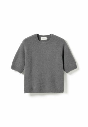 Szürke, rövid ujjú, kerek nyakú pulóver puha, bolyhos anyagból, bordázott mandzsettával és szegéllyel, fehér háttéren, leterítve.