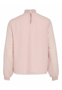 Ljust rosa blus med en texturerad chevronmönster, hög hals med smock och en nyckelhålsöppning bak. Långa, elastiska ärmar.