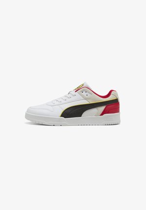 Fehér sneaker fekete bőr csíkkal, piros és sárga részletekkel, perforált díszítéssel és texturált gumitalppal. PUMA logó a sarkán.
