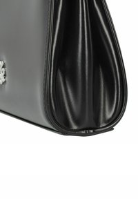 Sac à main en cuir noir avec une texture lisse et brillante, présentant une forme géométrique et un logo argenté proéminent sur le côté.