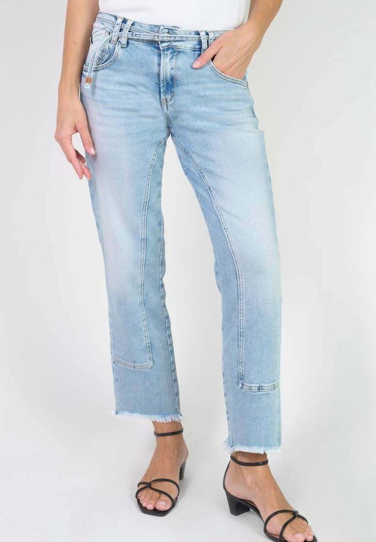 Lichtblauwe denim jeans met een relaxed fit, rafelige zoom en opvallende panelen. Voorzien van patchzakken en een middelhoge taille.