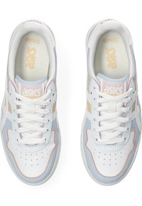 Scarpe da ginnastica bianche con accenti azzurri pastello e pesco. Presentano materiali in pelle e rete, punta rotonda e allacciatura tradizionale.