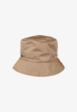 Cappello a secchiello color cammello, realizzato in tessuto morbido, presenta una parte superiore piatta, un'ampia visiera e un sottile dettaglio del logo sul lato per un tocco di interesse.