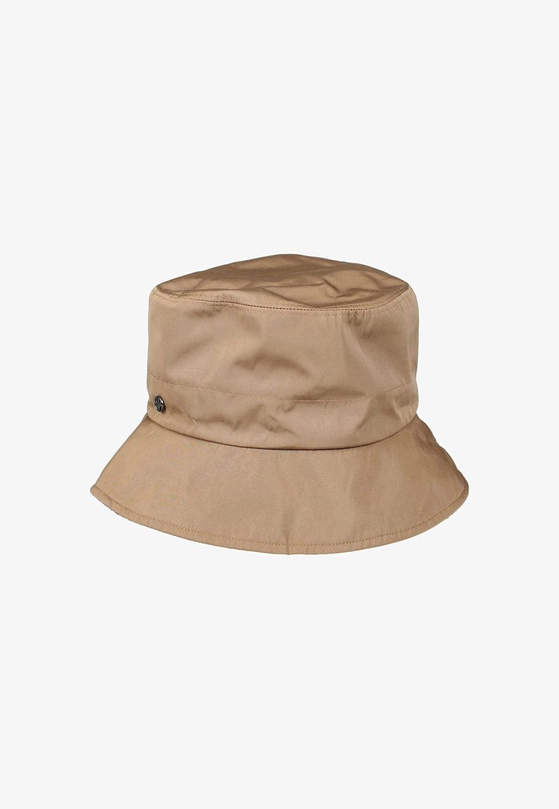 Kreemi beret, mis on valmistatud pehmest kangast, omab lapikut pead, laia ääre ning küljes on diskreetne logodetail, et lisada huvitavust.