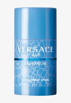 Stick deodorante Versace Man Eau Fraîche in un contenitore blu lucido, con un design testurizzato e dettagli del marchio bianchi.