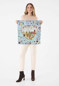 Vierkante zijden sjaal met een lichtblauwe achtergrond, een centrale stadsgezichtillustratie en kleurrijke hartvormige accenten met verschillende patronen.