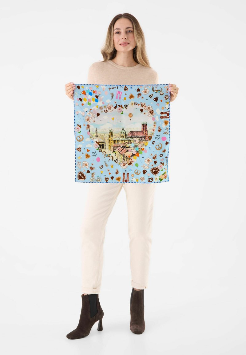 Vierkante zijden sjaal met een lichtblauwe achtergrond, een centrale stadsgezichtillustratie en kleurrijke hartvormige accenten met verschillende patronen.