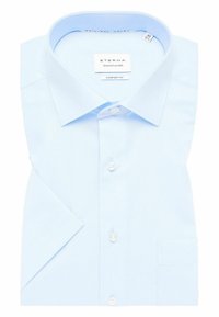 Camicia da uomo in cotone azzurro chiaro con colletto button-down, maniche corte e una tasca sul petto. Dotata di bottoni bianchi e di una vestibilità comoda.