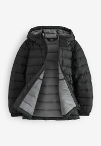 Veste matelassée noire avec capuche, fermeture éclair et poignets côtelés. Intérieur doublé de tissu gris, présentant un motif matelassé.