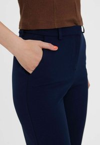 Vero Moda VMZAMIRA  - Kalhoty - navy blazer