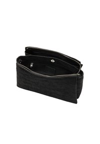 Czarna torebka kopertówka o fakturowanej powierzchni, z dwoma przegrodami – jedna z kieszonką na zamek, a druga z zapięciem na zatrzask.