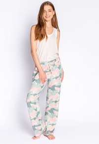 Lätta, ljusrosa och gröna kamouflage-mönstrade pyjamasbyxor med elastisk midja och dragsko. Matchas med en krämfärgad ärmlös topp.