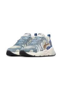 Une paire de baskets sportives bleu et beige avec semelles blanches épaisses, un design à lacets et des accents en étoile imprimé léopard sur les côtés.