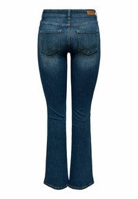 Dzwony z niebieskiego denimu o średnim odcieniu, z tylnymi kieszeniami i skórzaną łatką marki na talii. Gładka faktura.