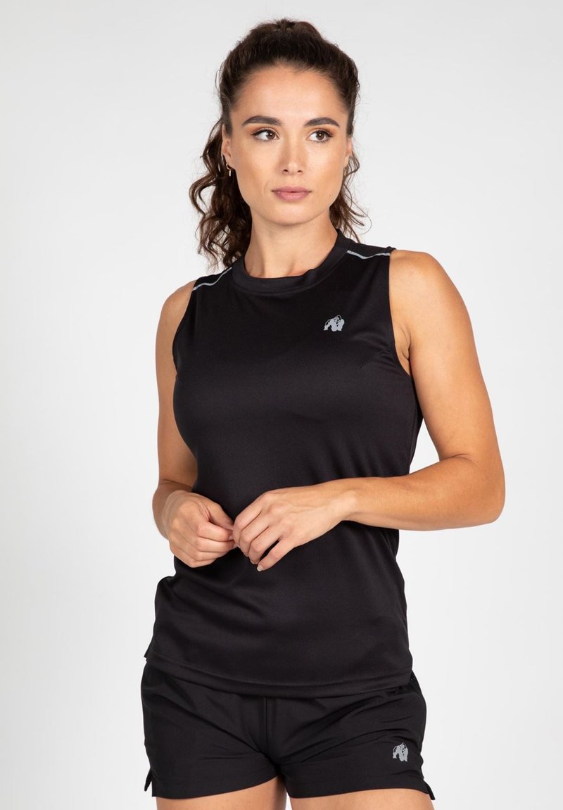 Zwarte sporttanktop met schouderaccenten en een logo, gecombineerd met bijpassende zwarte shorts, beide gemaakt van lichtgewicht, ademend materiaal.