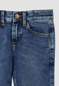 Donkerblauwe denim jeans met een klassiek vijf-pocket ontwerp, koperen knoopsluiting en contrasterende gele stiksels. Soepele textuur en stevige stof.