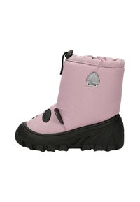 Stivale in tessuto rosa chiaro con suola in gomma nera, punta arrotondata e dettagli testurizzati. Presenta un bordo superiore elasticizzato e ritagli decorativi neri.