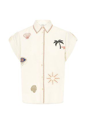Camicia bianca a maniche corte con bottoni, decorata con ricami di palme, sole, conchiglia, occhio e foglia, con rifiniture rosse lungo il collo e la linea dei bottoni.