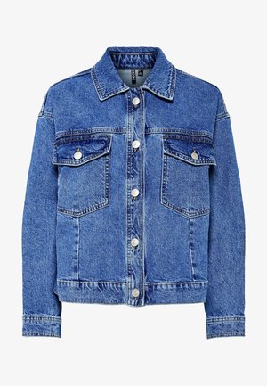 Casaco de ganga em azul claro com mangas longas, fecho de botões à frente e dois bolsos no peito. Apresenta costuras contrastantes e um design de colarinho clássico.