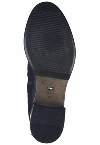 Semelle de chaussure noire avec grip texturé, nom de marque NeroGiardini, drapeau italien, "Fabriqué en Italie," et taille 37 marquée sur la zone du talon.