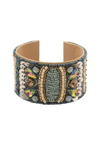 Bracelet de poignet en perles beige, présentant un design orné avec des perles vertes, des sequins et des pierres précieuses multi-facettes de différentes couleurs.