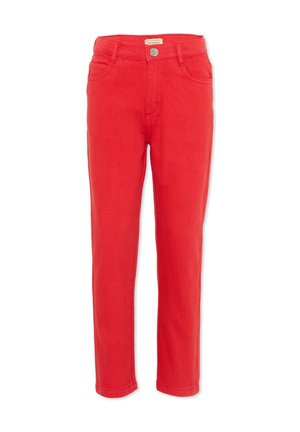 Pantaloni slim fit rossi con tasche frontali, passanti per cintura, chiusura con bottone e etichetta del marchio visibile in vita.