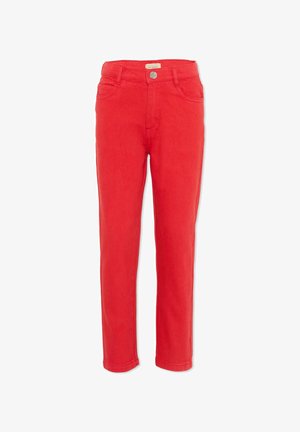 Czerwone, dopasowane spodnie z przednimi kieszeniami, szlufkami na pasek, zapięciem na guzik i widoczną metką marki na pasku.