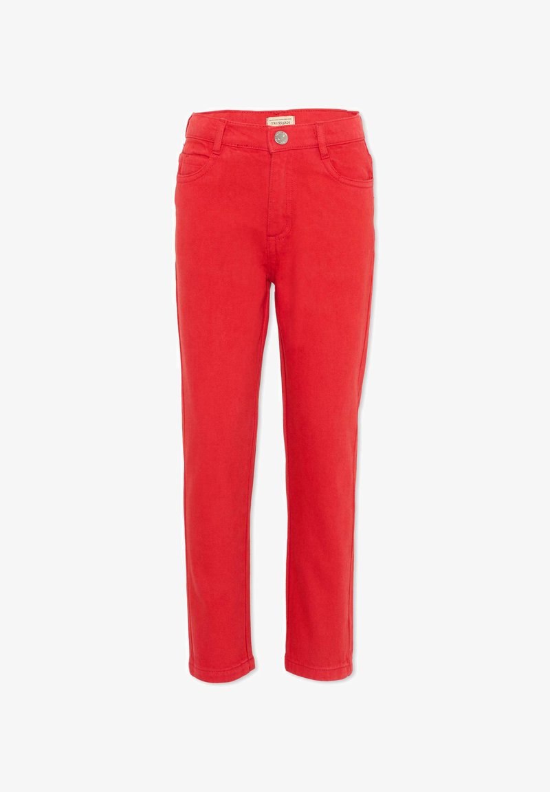 Pantalon rouge coupe slim avec poches avant, passants pour ceinture, fermeture par bouton et étiquette de marque visible à la taille.