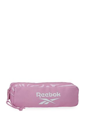 Estuche rectangular rosa de Reebok con logo blanco, cierre de cremallera y pequeño asa de lazo en un extremo.