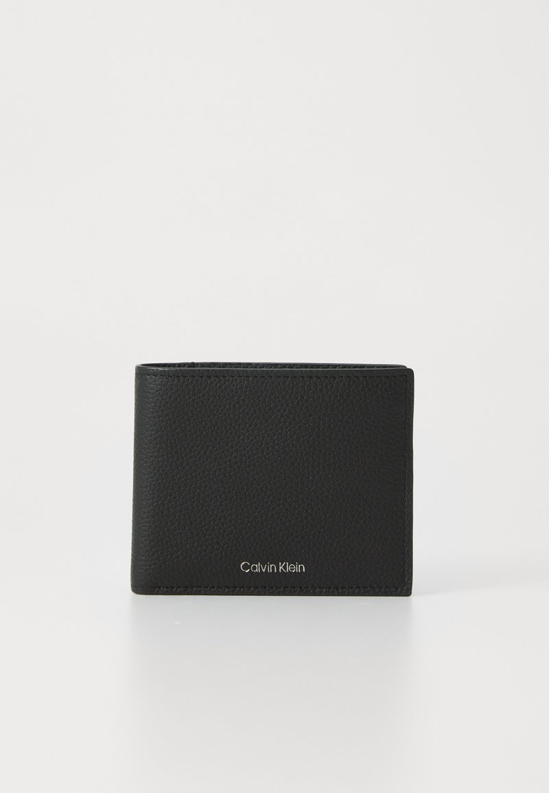 Portefeuille bifold en cuir noir texturé avec le logo "Calvin Klein" embossé en argent au centre avant.