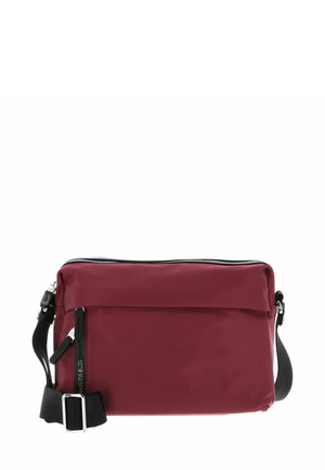 Sac bandoulière bordeaux en nylon, avec fermeture éclair, sangle ajustable et poche frontale zippée ornée de détails en métal argenté.