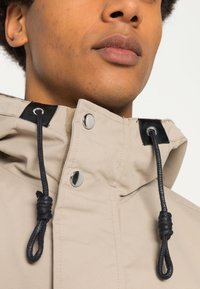 Jack & Jones JJLAY SHORT - Parca - crockery