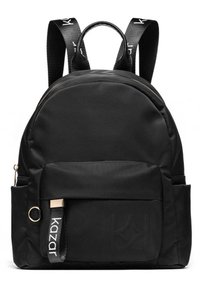 Mochila negra hecha de un tejido duradero, con un diseño redondeado, cierre de cremallera dorada, bolsillo frontal y correas ajustables con marca.