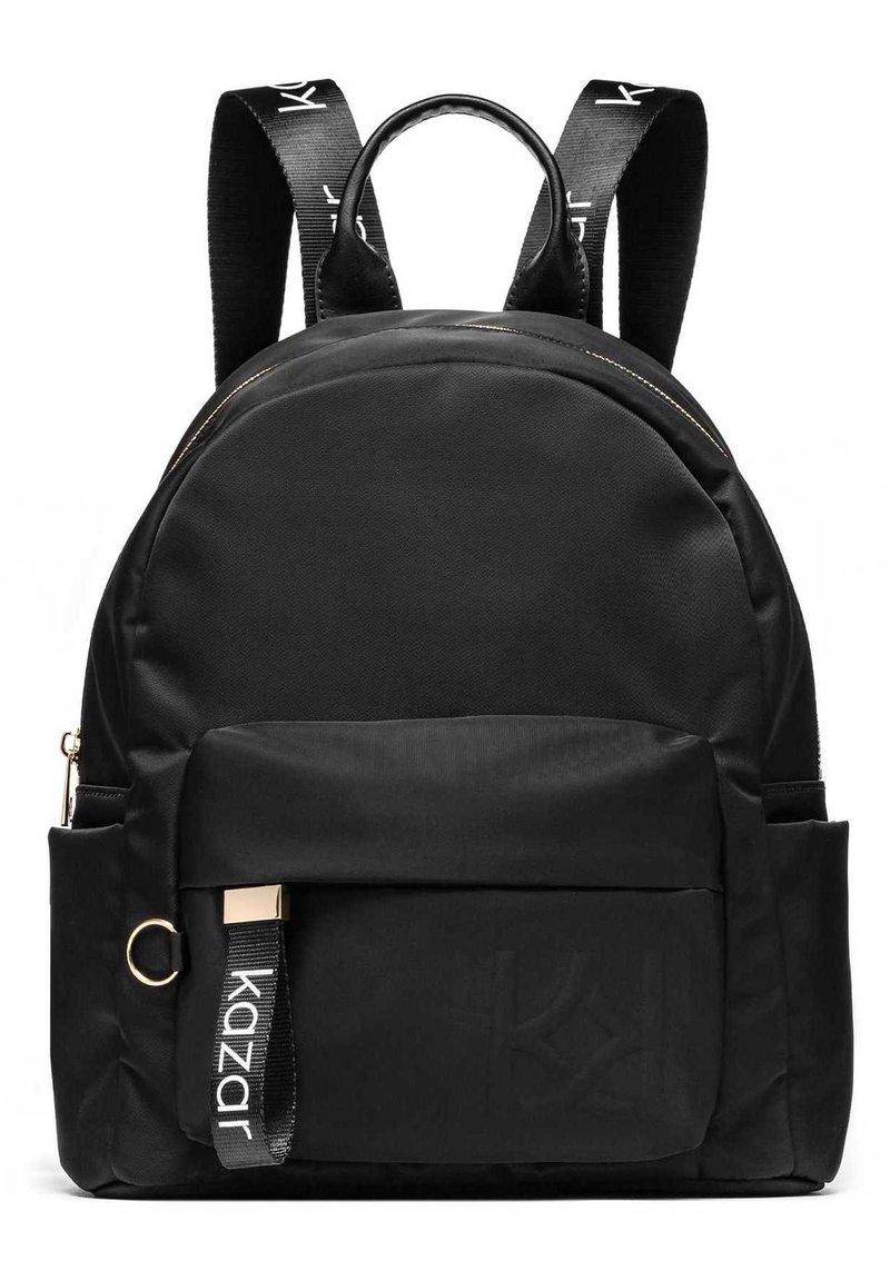 Mochila negra hecha de un tejido duradero, con un diseño redondeado, cierre de cremallera dorada, bolsillo frontal y correas ajustables con marca.