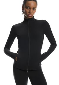 Czarna sportowa kurtka z wysokim kołnierzem i pełnym zamkiem błyskawicznym. Dopasowany krój, długie rękawy, kieszenie oraz teksturowane panele.