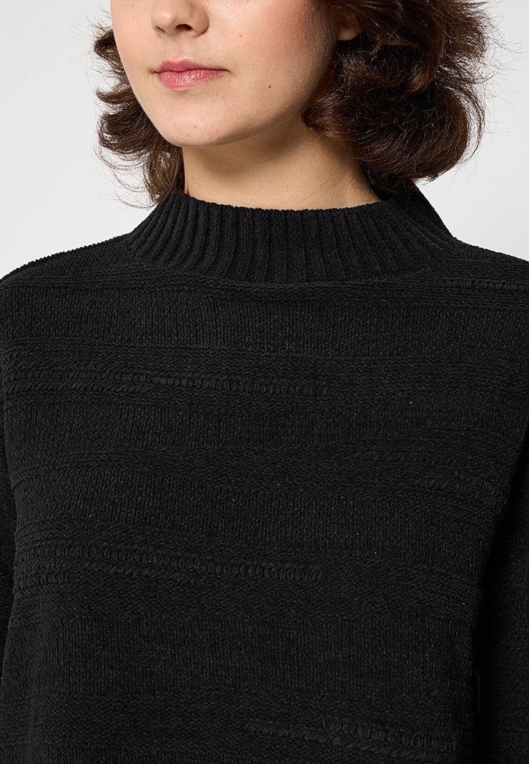 Schwarzer strukturierter Strickpullover mit hohem Rippenkragen. Verfügt über horizontale Streifen in unterschiedlicher Dicke, die ein dezentes Muster erzeugen.